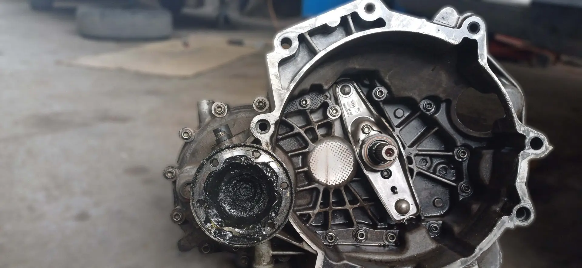 Motor desarmado en HH Automotriz en el sector sur de Santiago, taller especializado en mecánica avanzada y reparaciones complejas.